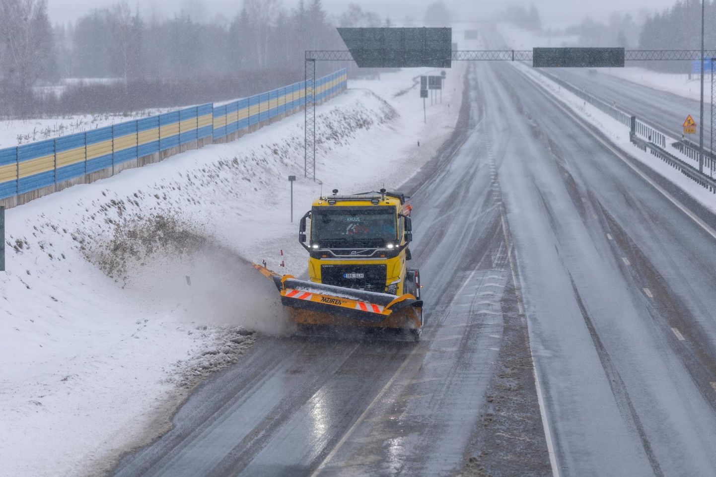 Eile keskpäeval olid Virumaa suuremad põhimaanteed korralikult lumevabad. Fotol on Verstoni teehooldusmasin Tallinna-Narva maanteel Haljalas.