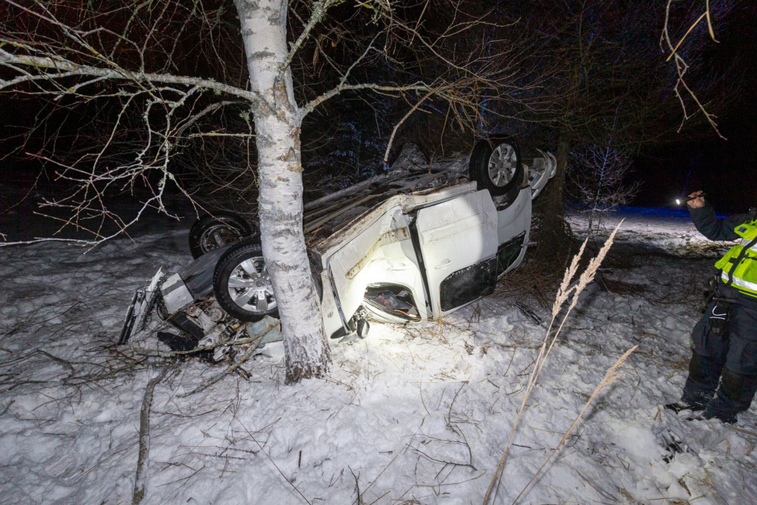 Esmaspäeva õhtul juhtus Loodi mõisa lähistel liiklusõnnetus, mille tagajärjel paiskus katusele kaubik Citroën.