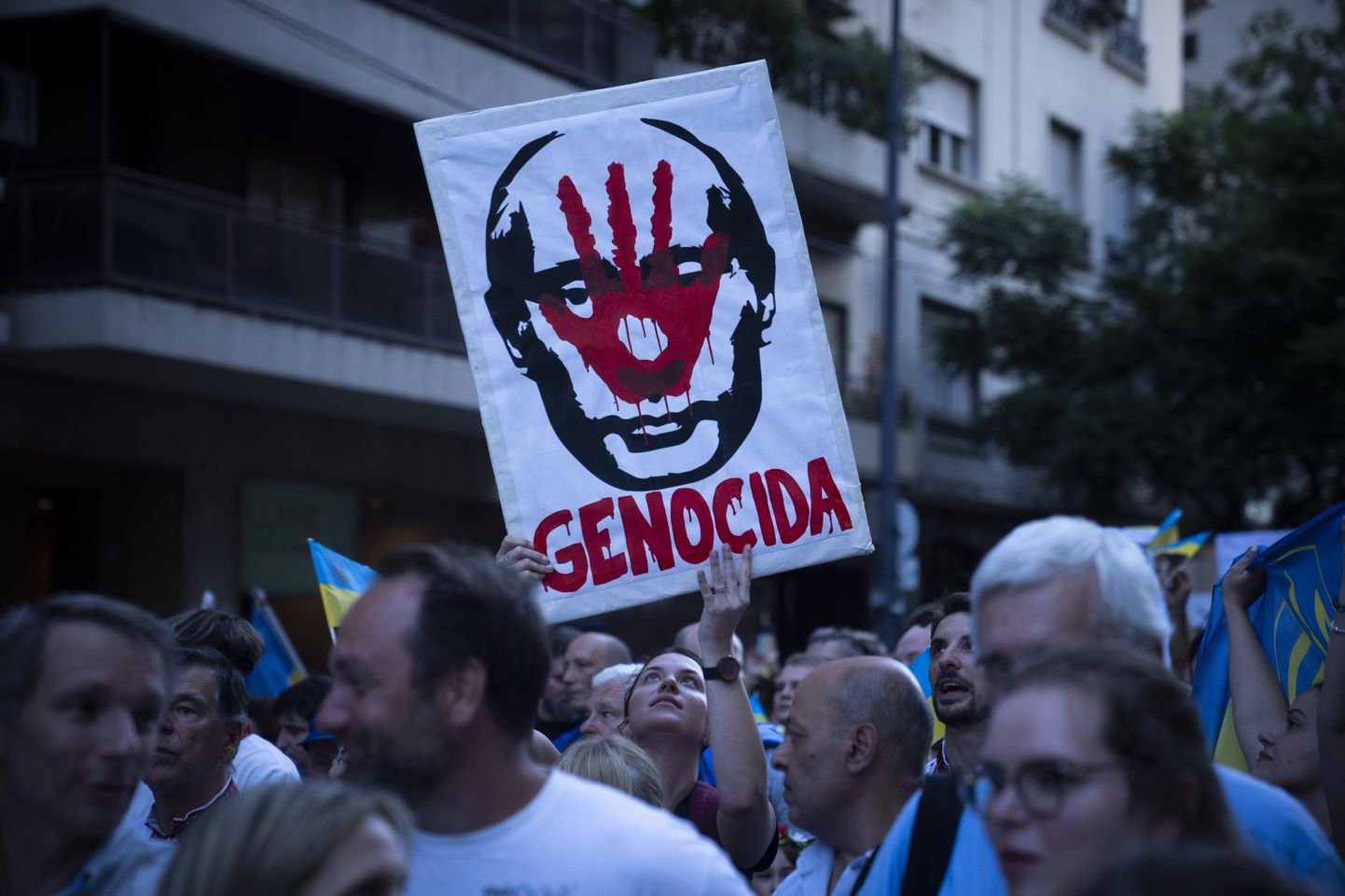 Ukraina toetuseks meelt avaldavad inimesed Buenos Aireses.