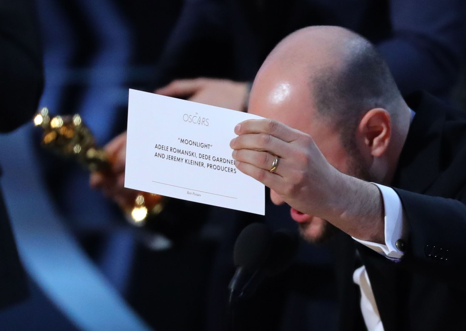 Produtsent Jordon Horowitz näitamas kaarti võidufilmi pealkirjaga  - «Moonlight»