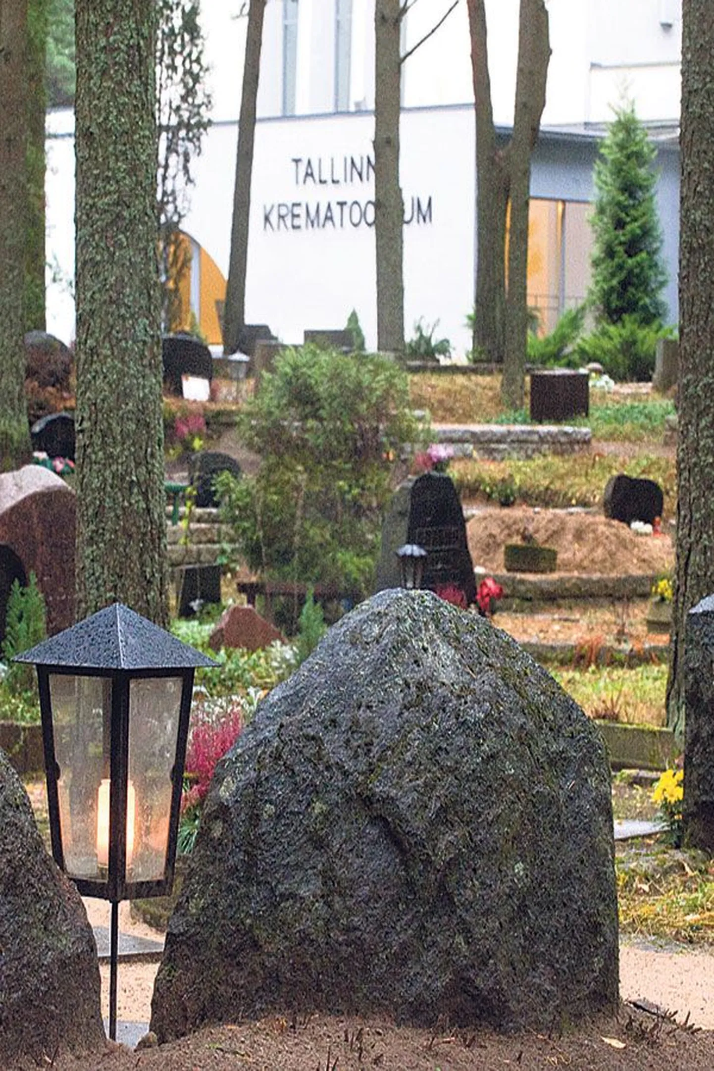 Могилы на кладбище Пярнамяэ около Таллиннского крематория.