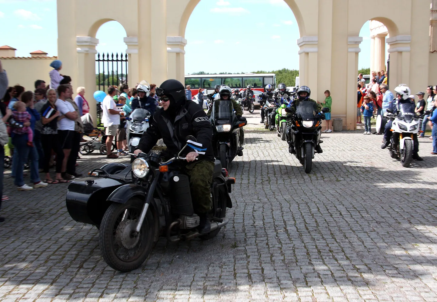 Tsiklimehed Tartu- ja Põlvamaalt korraldasid võidutule teekonna auks paraadi.