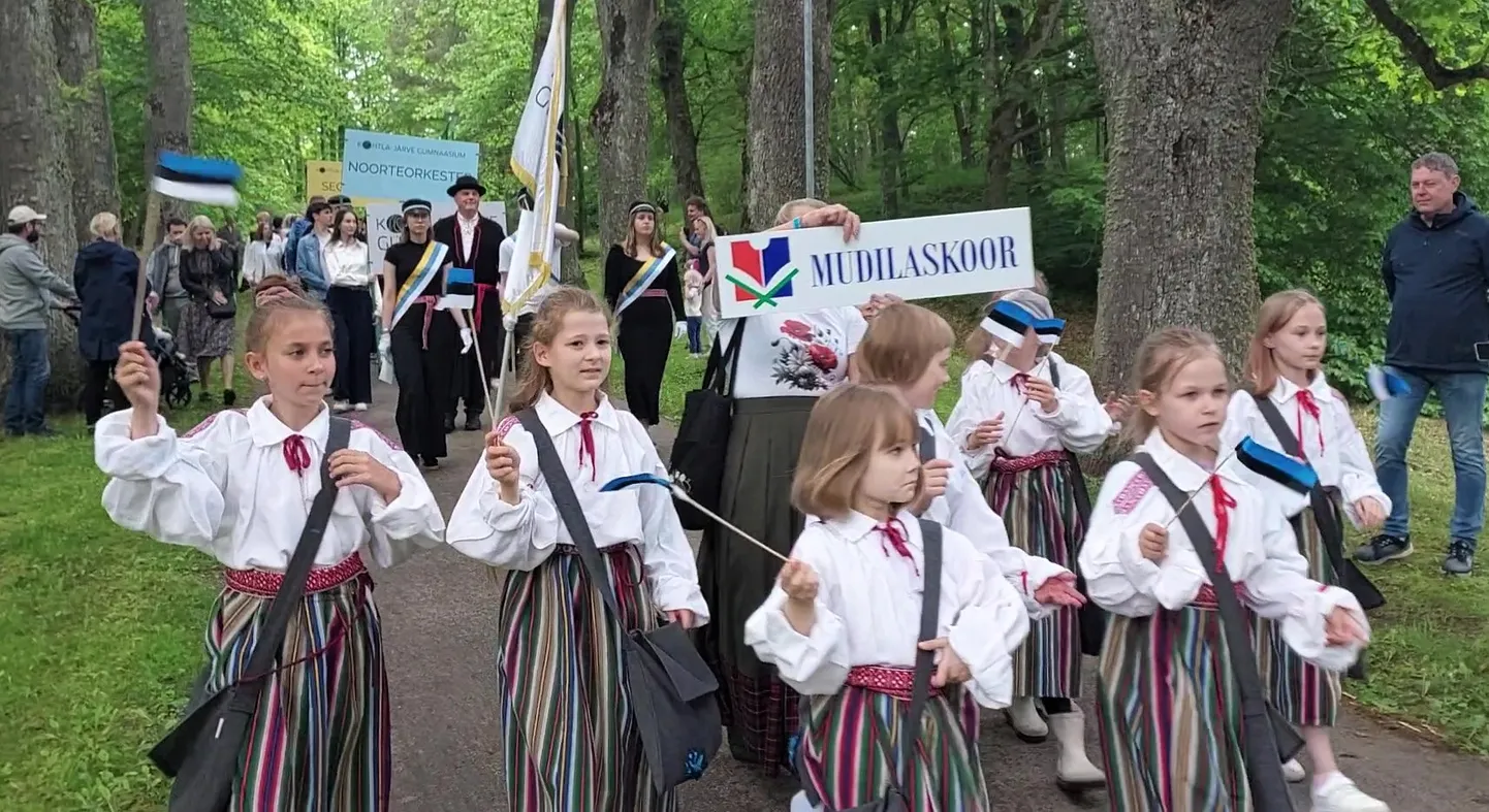 Virumaa laulupeo rongkäigus sammusid ka Kohtla-Järve Maleva põhikooli lapsed.