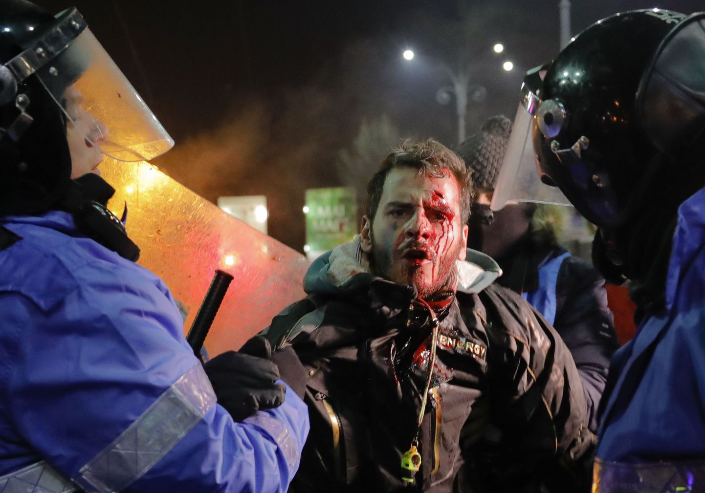 Rumeenia politsei meeleavaldajat ohjeldamas.