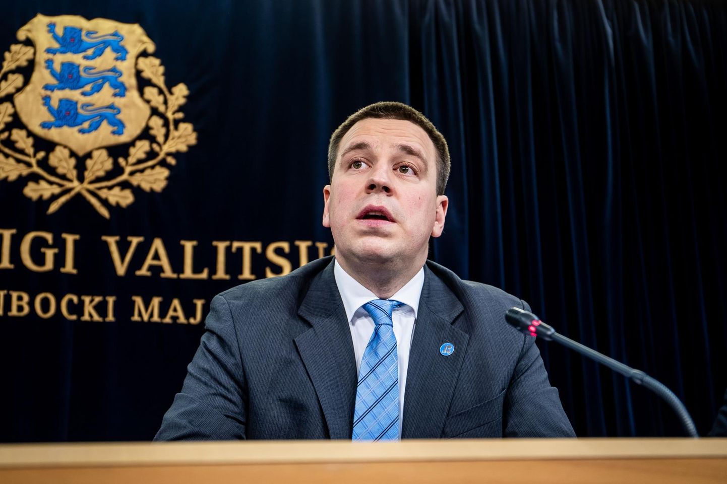 Keskerakonna liider Jüri Ratas on täna endiselt Eesti peaminister ning sellelt kohalt lahkub ta pärast seda, kui riigikogu on uue peaministri ametisse kinnitanud.