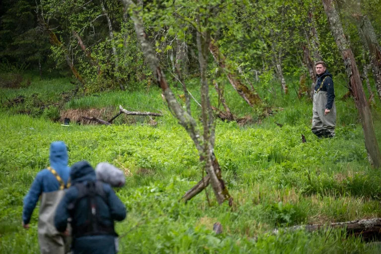 "Osooni" võttegrupp valmistub filmima pisikeste ebapärlikarpide jõkke tagasi laskmist.