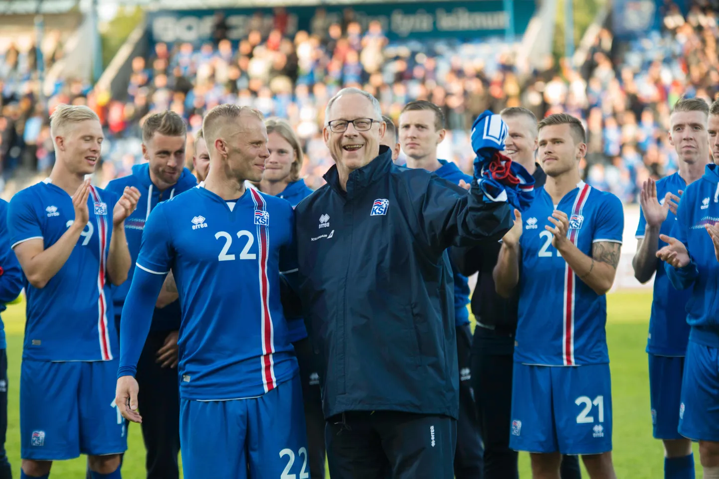 Eidur Gudjohnsen (nr. 22) ja Islandi koondise peatreener Lars Lagerback.
