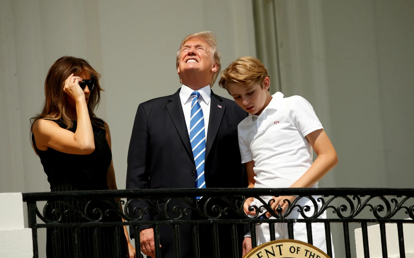 Donald Trump koos oma naise ja pojaga Valge Maja rõdul.