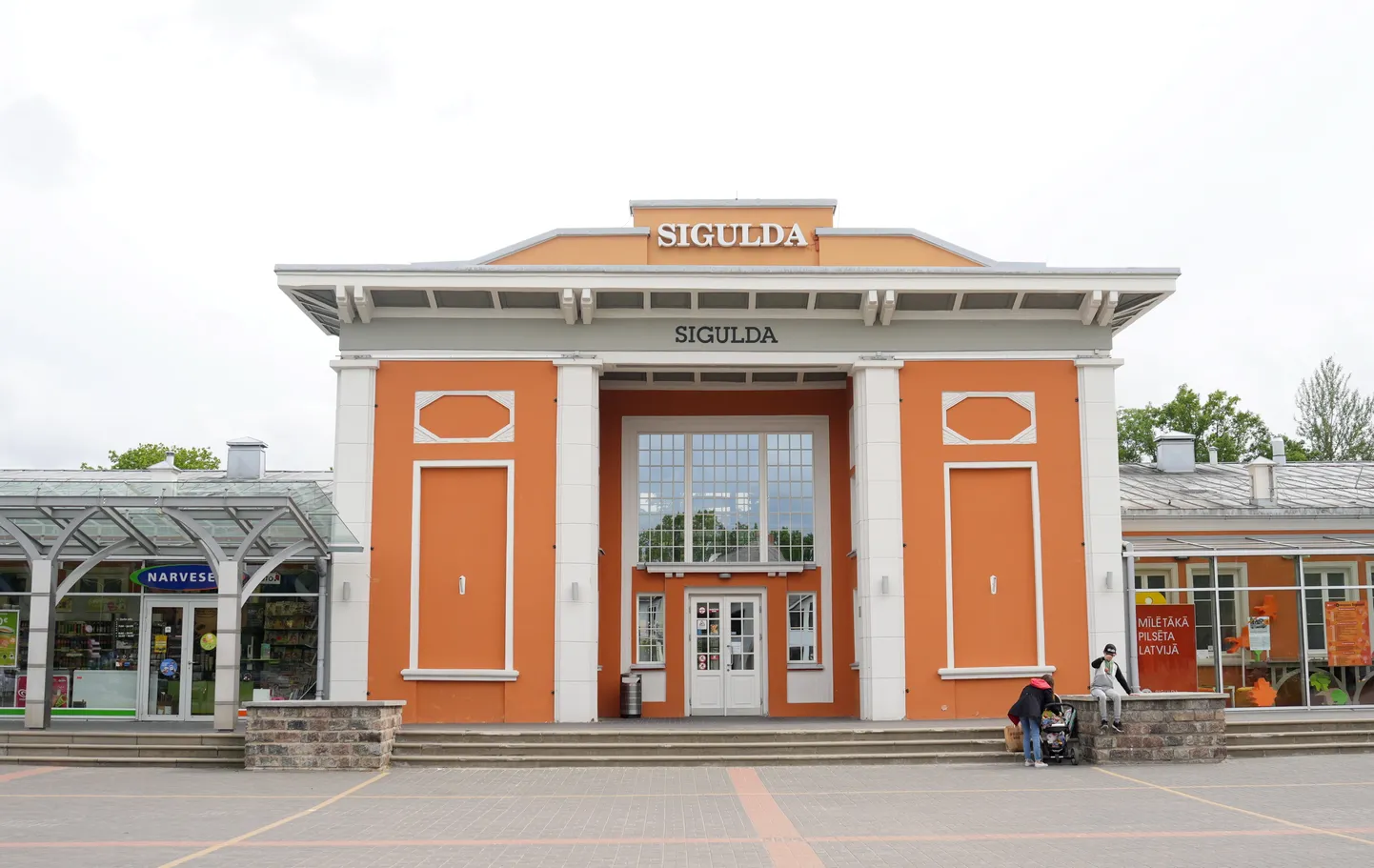 Siguldas autoosta un dzelzceļa stacija.