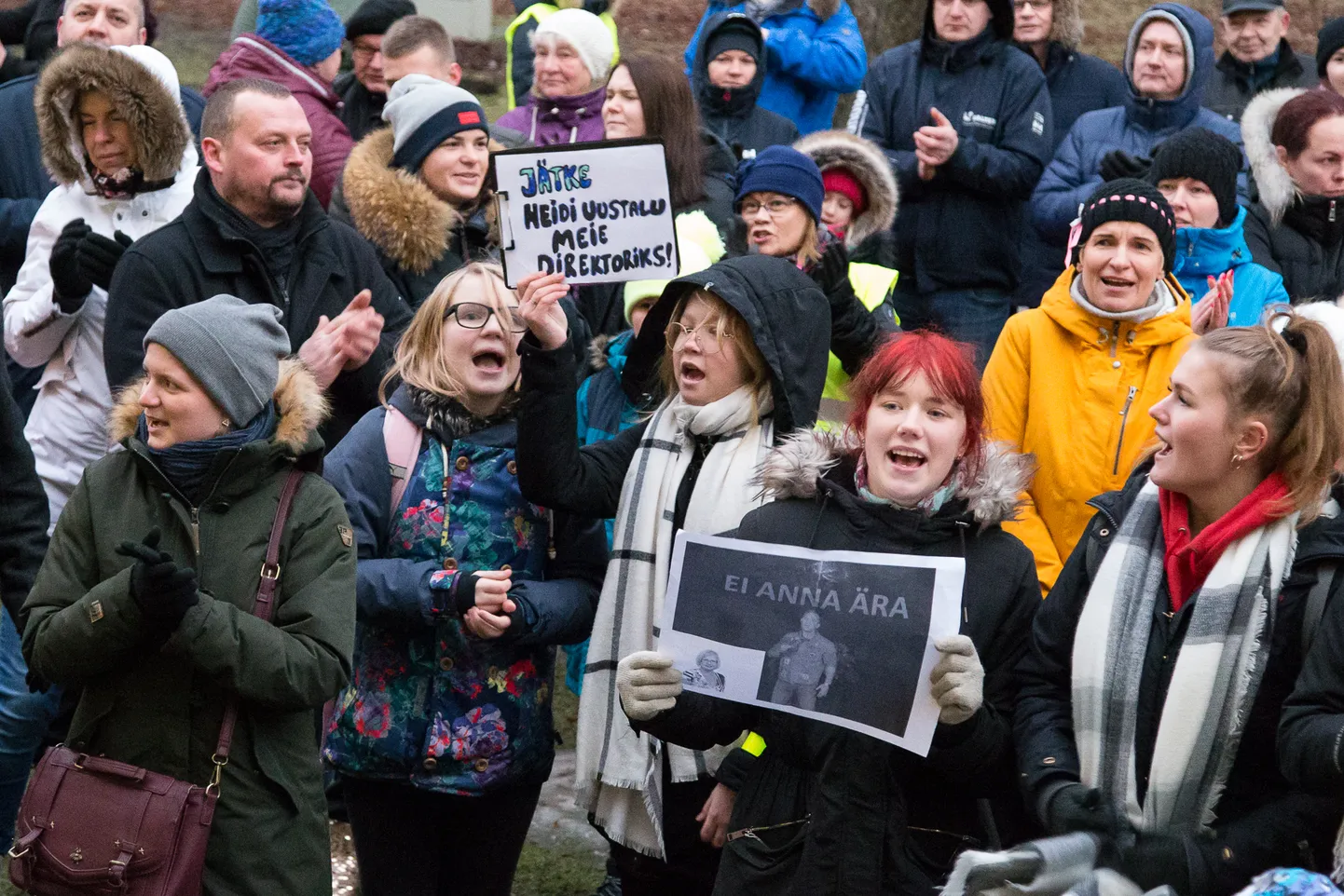 Mullu 5. detsembril, mil Lüganuse vallavalitsus kogunes, et teha otsus Heidi Uustalu ametist vabastamise kohta, tulid Kiviõli 1. keskkooli õpilased, töötajad ja lastevanemad vallamaja juurde meelt avaldama, nõudes direktori jätkamist. Vallavalitsust see siiski ei mõjutanud ning Uustalu vallandati päevapealt.