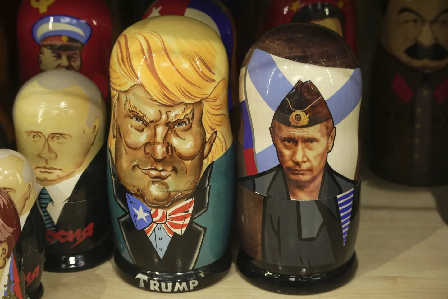 Venemaa traditsioonilised matrjoškad: Venemaa president Vladimir Putin  ja USA president Donald Trump Peterburi suveniiripoes 18. märtsil.