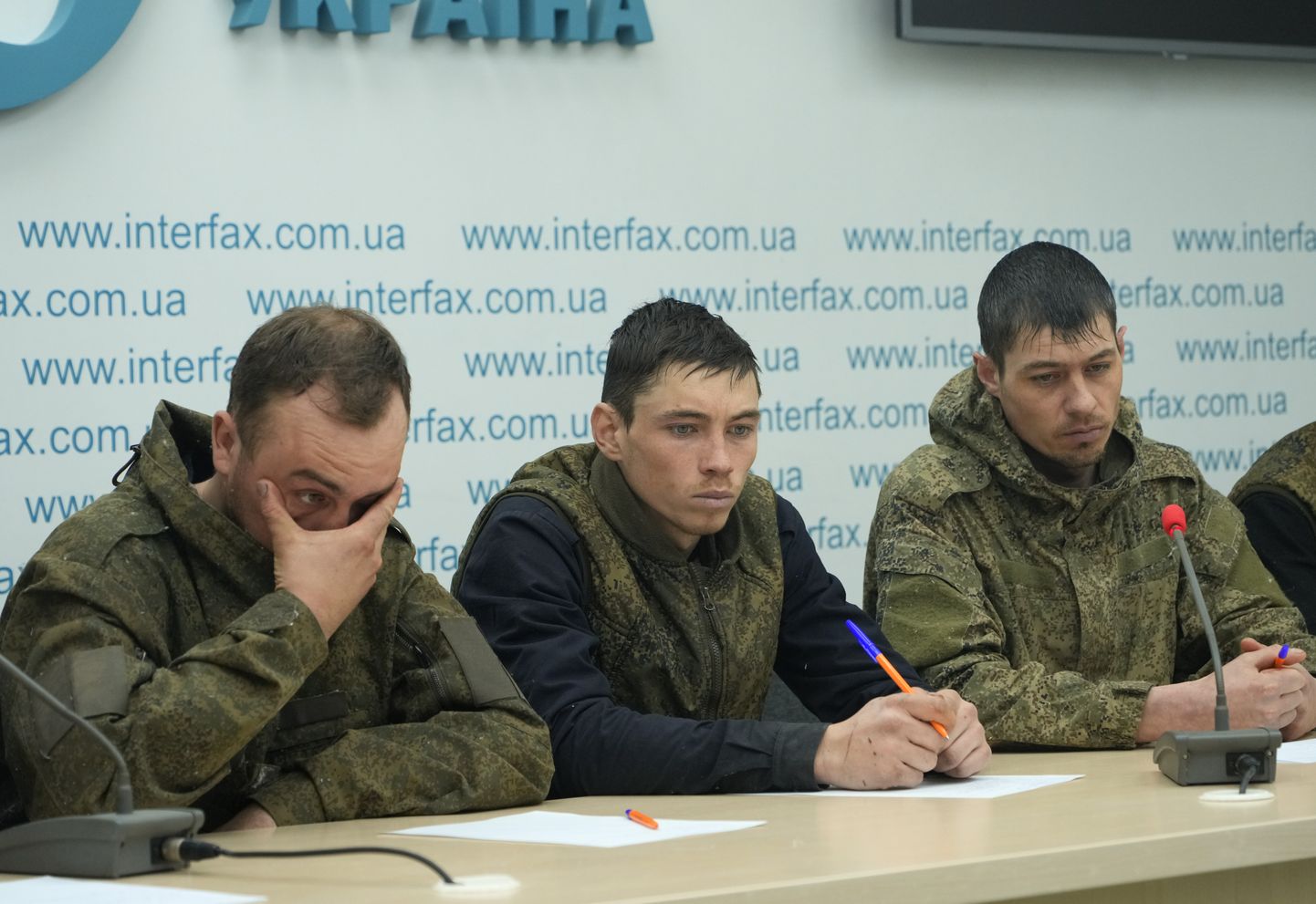 Vene vangilangenud sõdurid andsid eilsel Kiievis toimunud pressikonverentsil aru, miks nad Ukrainale kallale tungisid.  (AP Photo/Efrem Lukatsky)