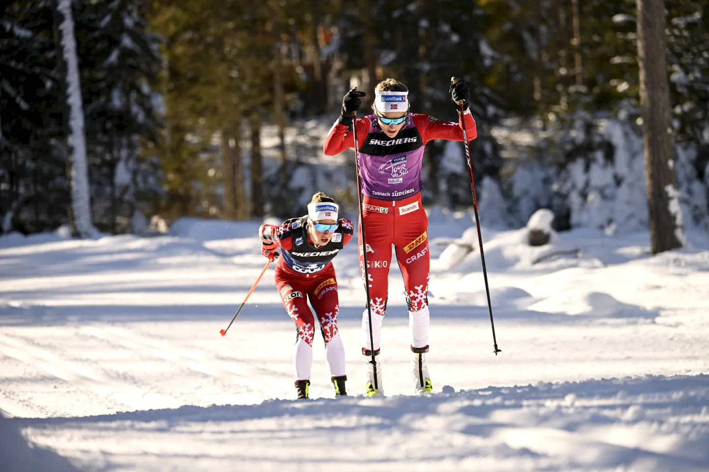 Astrid Øyre Slindi (vasakul) ja Therese Johaugi võimas paarisrakend.