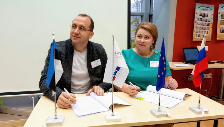 Юрий Сайя и Марина Чистова подписывают финансовое соглашение, по которому два муниципалитета получат от европейской программы почти полмиллиона евро.