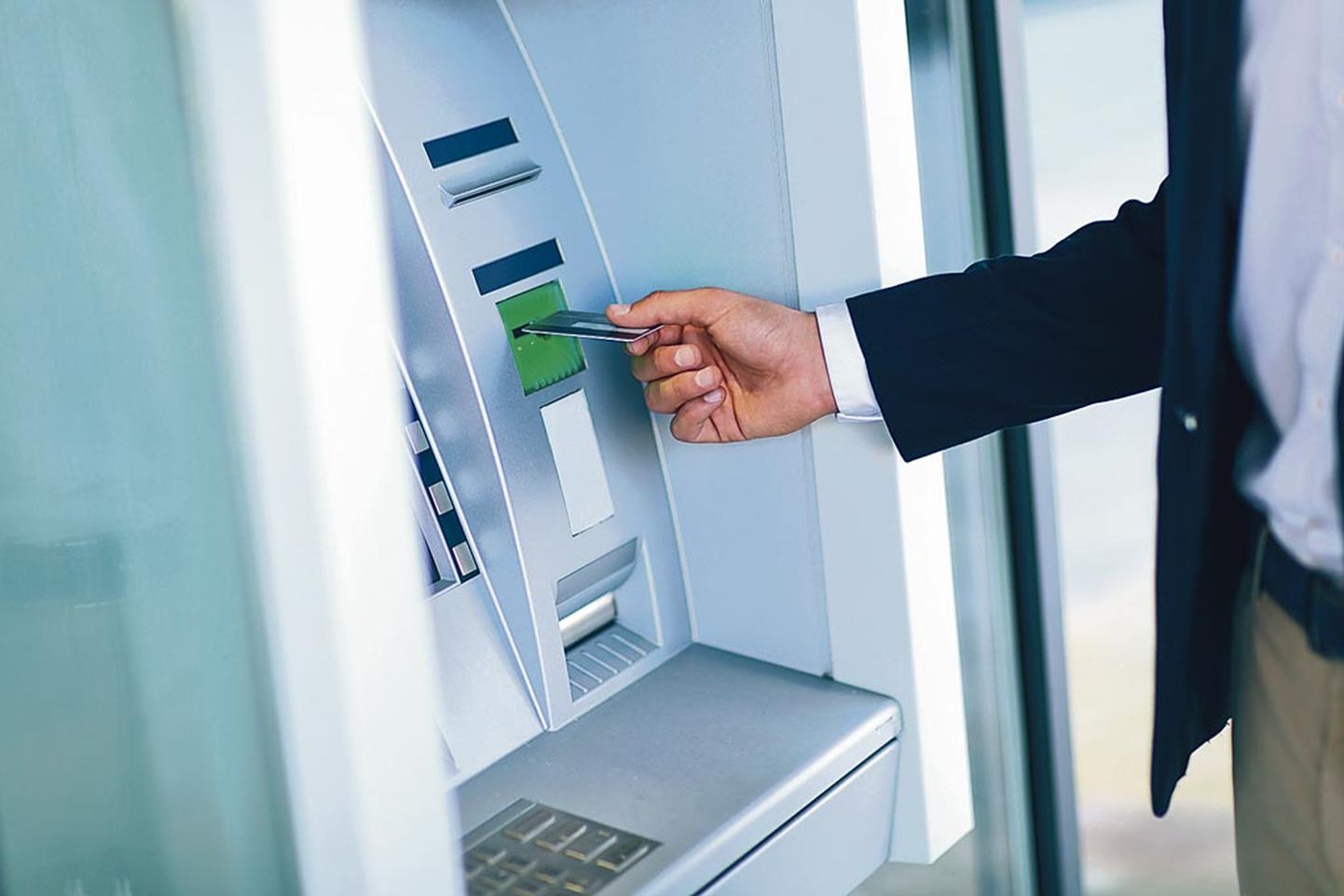 Haldur uuris pangaväljavõtteid, kust nähtus, et enne ettevõtte müüki võeti firma panga­kaardiga rahaautomaadist välja kokku üle 84 000 euro.