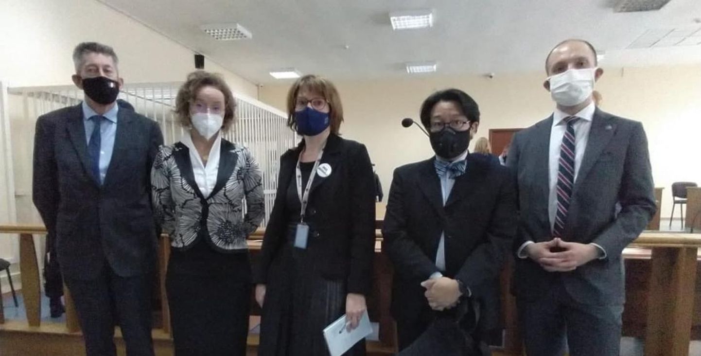 Иностранные дипломаты в зале суда​