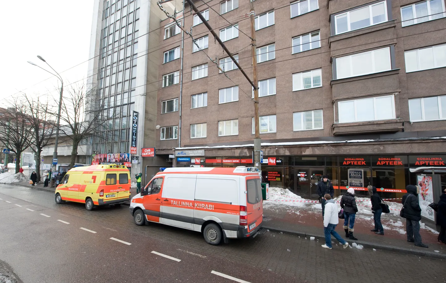 Kaubamaja trollipeatuses tabas katuselt kukkunud jäätükk 15-aastast tüdrukut.