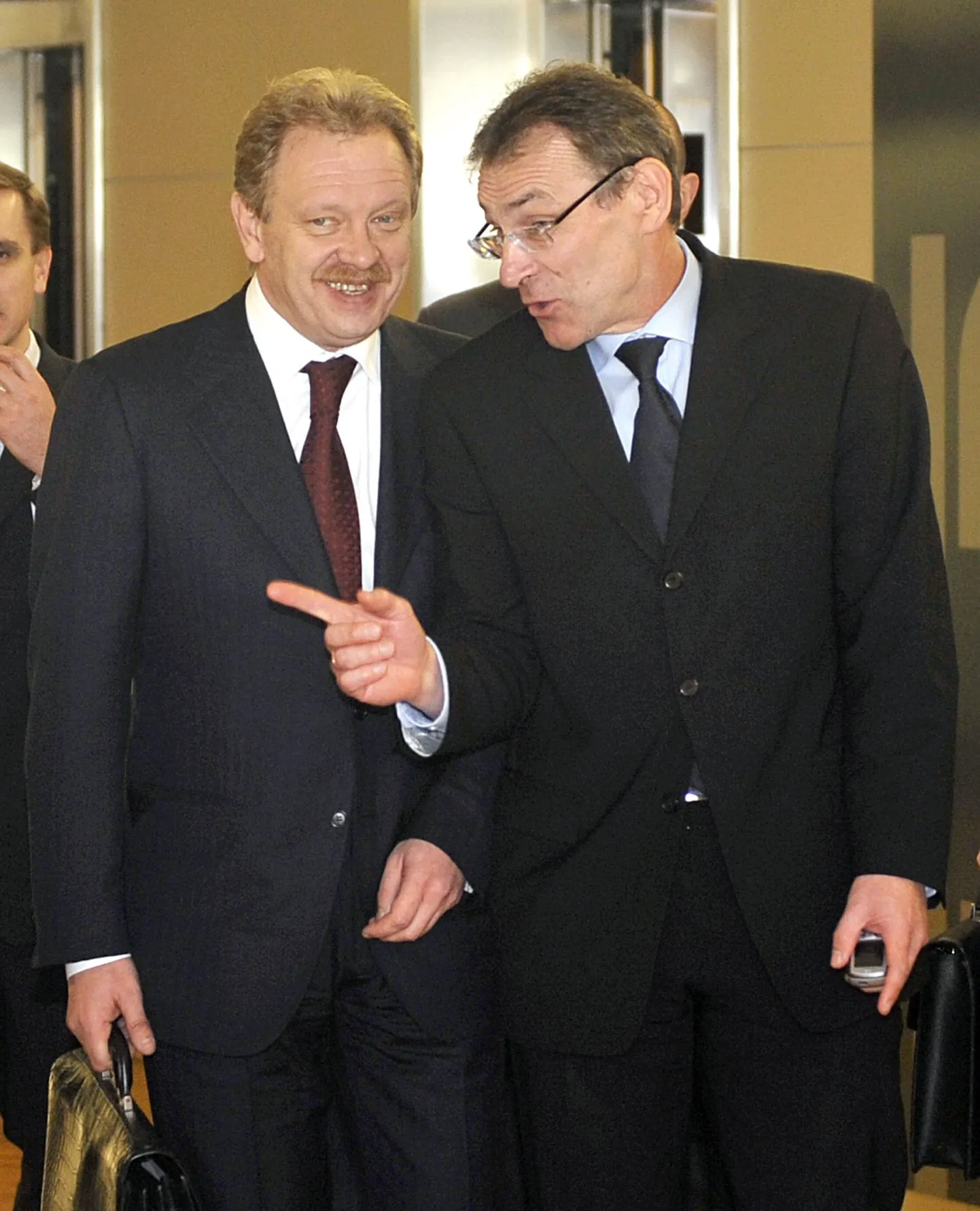 Euroopa Komisjoni energiavolinik Andris Piebalgs (paremal) eile Brüsselis.