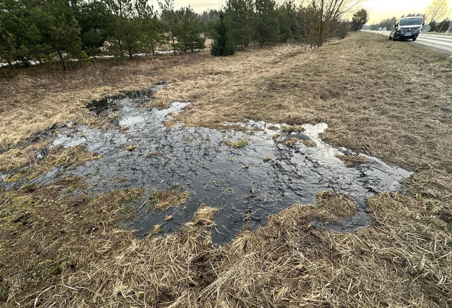 В Кудрукюла прорвало канализационную трубу.