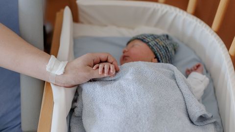 Pirmās emocionālās palīdzības mammas sniegs atbalstu jaunajiem vecākiem ar dzirdes traucējumiem