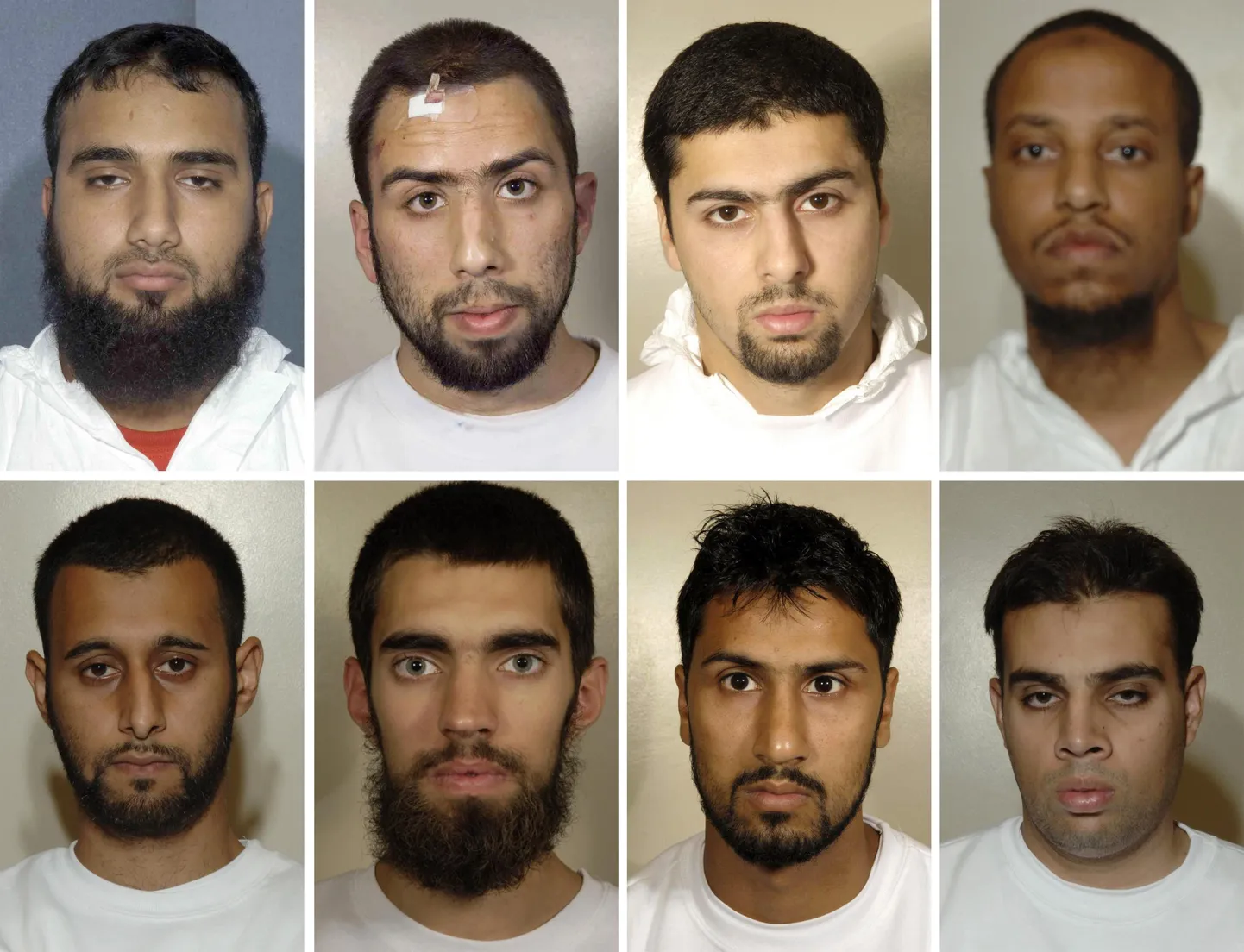 Briti politsei fotodel on terroriprotsessil süüdistatavad mehed, kes tahtsid väidetavalt lennukeid õhkida karastusjoogipudeliteks maskeeritud isevalmistatud pommidega: (üleval vasakult) Waheed Zaman, Ibrahim Savant, Arafat Waheed Khan, Umar Islam, (ning all vasakult) Tanvir Hussain, Donald Stewart-Whyte, Abdulla Ahmed Ali ja Assad Sarwar.