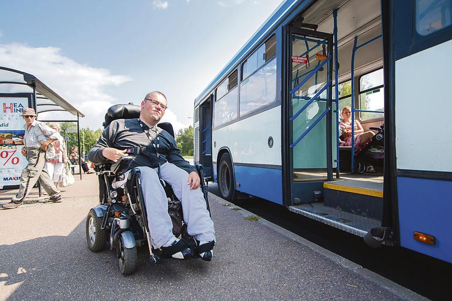 Kuna kaldteega bussi ei tulnud, sõitis Jüri Lehtmets Pärnu haiglast kesklinna oma ratastooliga.