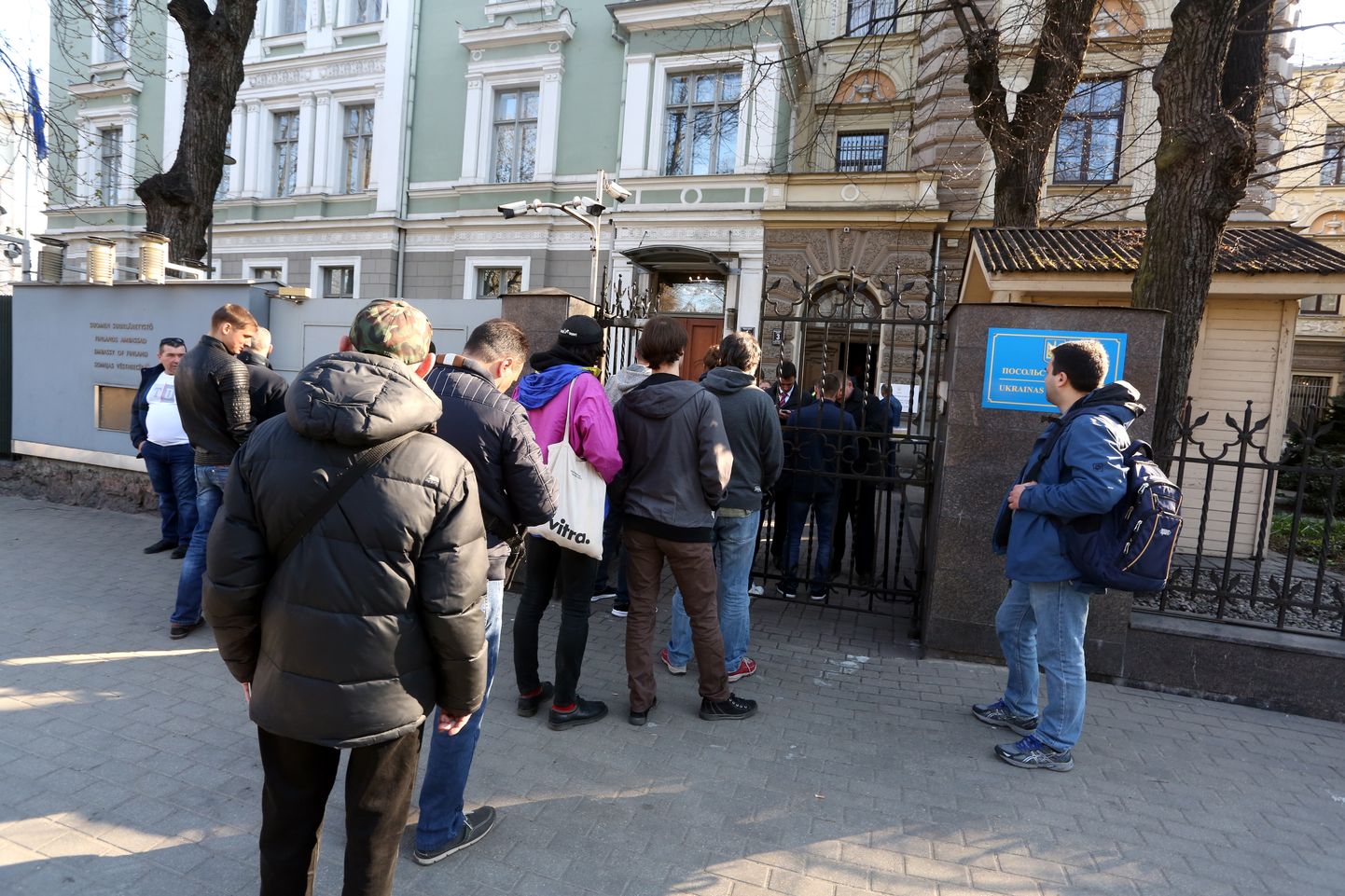 Cilvēki gaida rindā pie Ukrainas prezidenta vēlēšanu iecirkņa Rīgā, Ukrainas vēstniecībā.