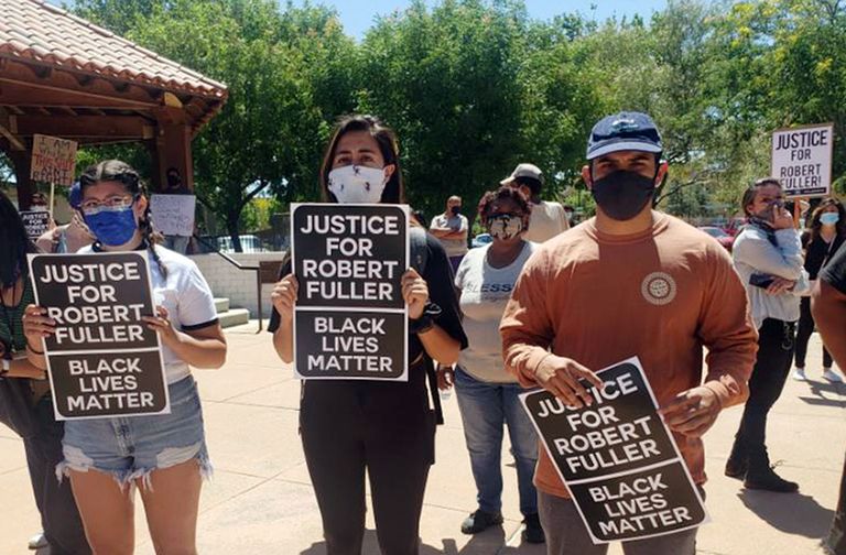 Inimesed nõuavad Californias Palmdale'is pooduna leitud Robert Fullerile õiglust