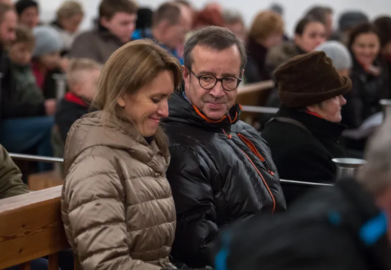 Jõululaupäevane jumalateenistus Halliste kirikus, kus viibisid ka Eesti president Toomas Hendrik Ilves ja tema kihlatu Ieva Kupce.