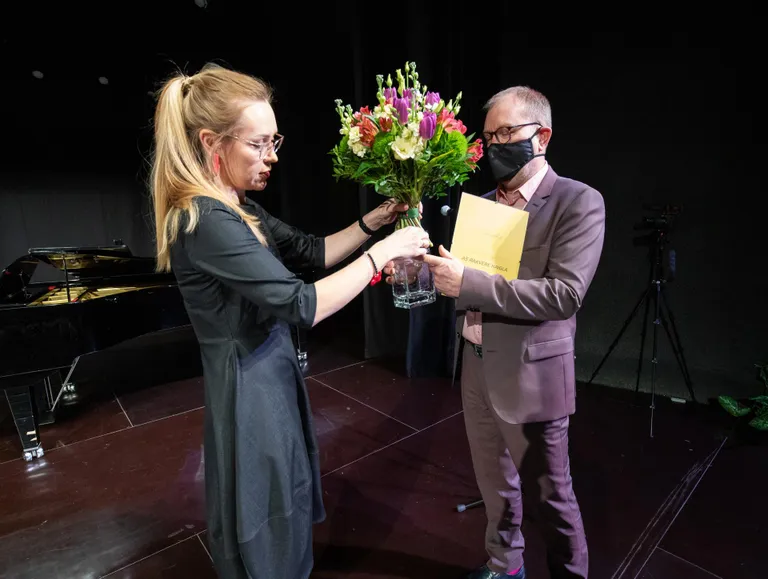 Peatoimetaja Eva Samolberg-Palmi annab pressisõbra tiitli Rakvere haiglat esindanud haiglajuhile Ain Suurkaevule.