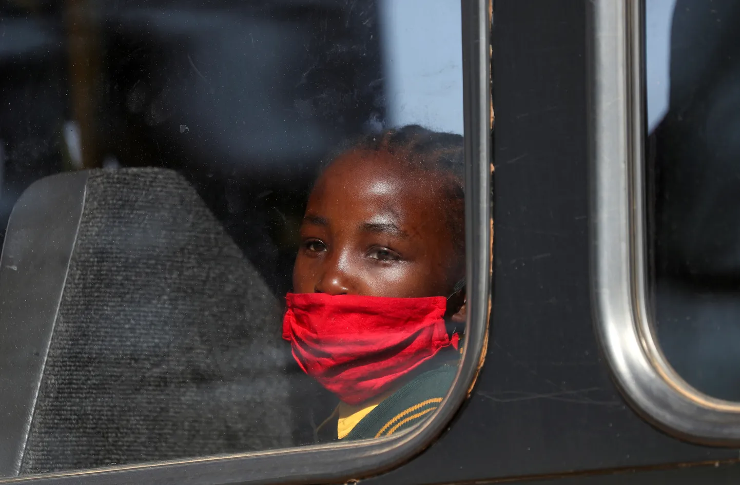 Näomaskiga tüdruk teel kooli Lõuna-Aafrika Vabariigis Johannesburgi lähistel augusti lõpus, mil seal koolid uuesti avati.
