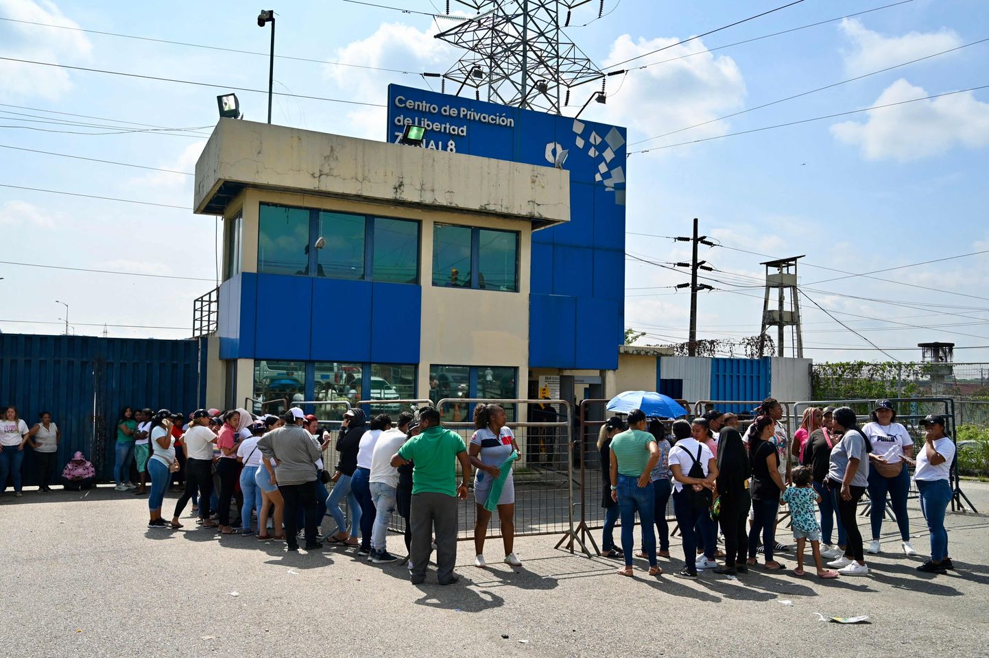 Ieslodzīto tuvinieki gaida ziņas pie cietuma kompleksa Gvajakilā, Ekvadorā, 2024. gada 28. martā.