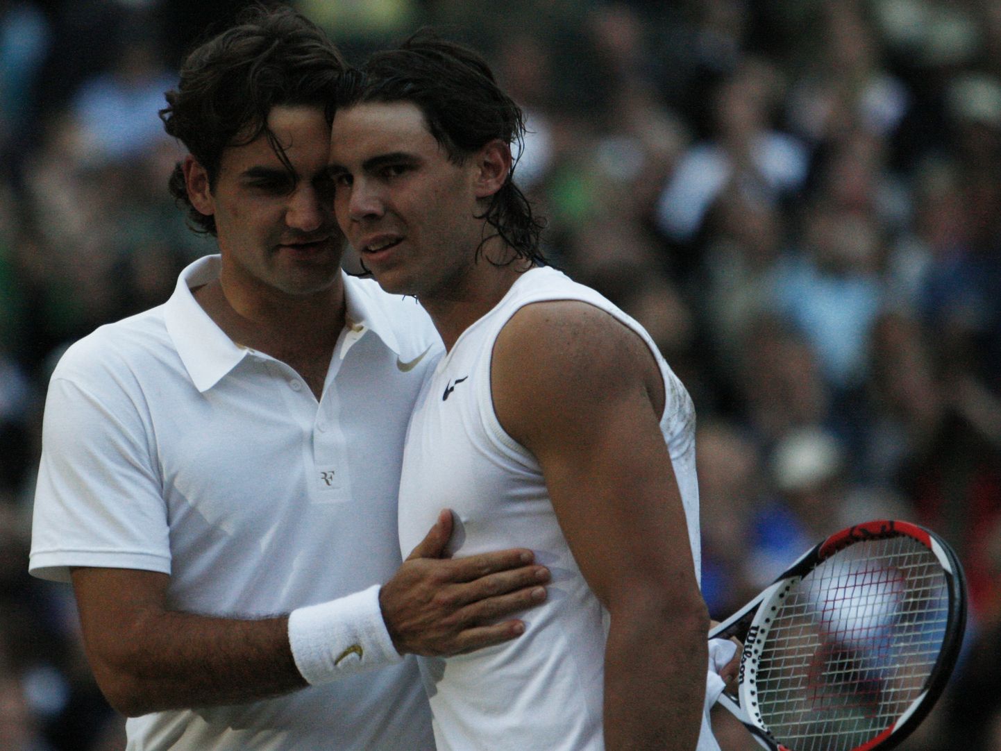 11 aastat tagasi õnnitles Wimbledonis Roger Federer Rafael Nadali võidu puhul.