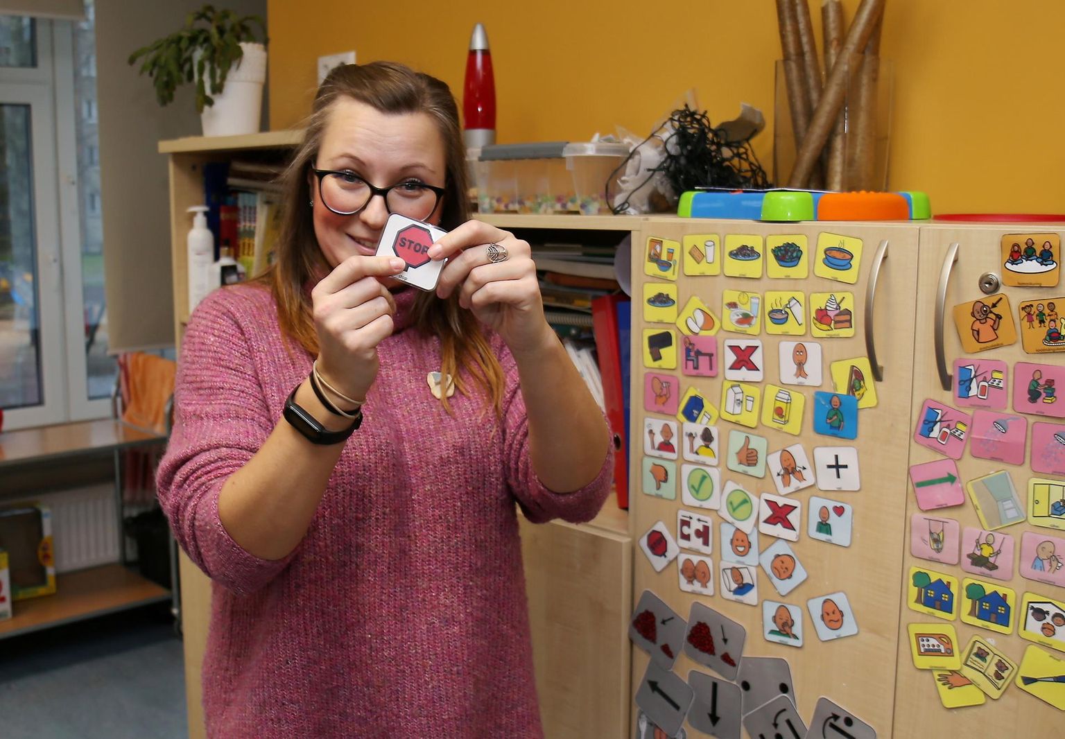 Pääsupesa lasteaia eripedagoogi Madli Vahtramäe sõnul aitavad väikesed kaardikesed lastel igapäevases suhtluses toime tulla.