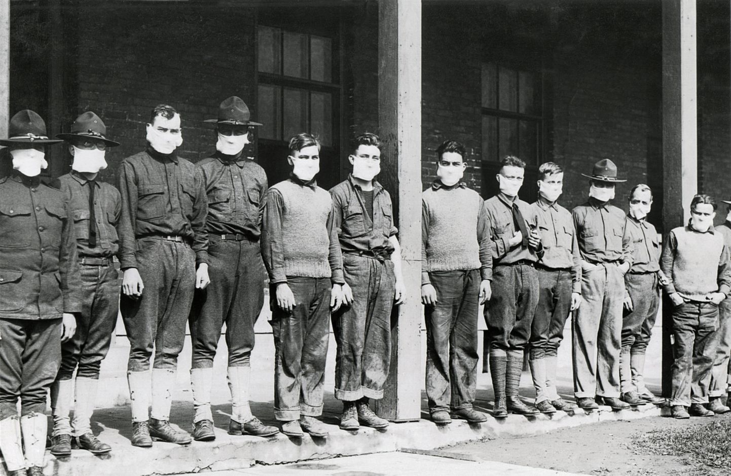 USA sõjaväehaigla meditsiinitöötajad kandsid gripi vältimiseks maske. 4. sõjahaigla Fort Porteris New Yorgis 1918-1919 hispaania gripi pandeemia ajal. 1918. aasta 19. november.