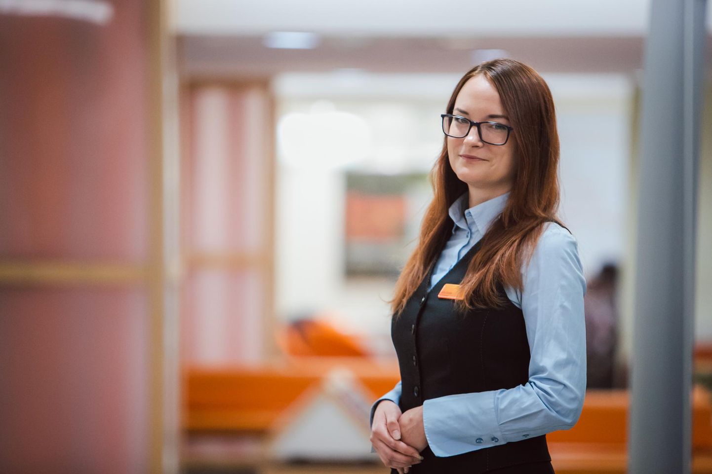 Swedbanki kliendinõustaja Kertu Soodla on Eesti paremuselt teine klienditeenindaja. Oma töös peab ta oluliseks suhtuda kõikidesse klientidesse võrdselt ja anda endast kõik, et iga inimese mure saaks lahenduse.