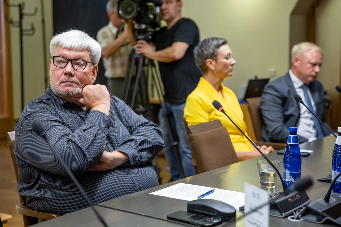 Riigikogu riigieelarve kontrolli erikomisjoni istung vabariigi presidendi kantselei rahastamisest. Pildil vabariigi presidendi siseasjade nõunik Toomas Sildam (vasakul), rahandusministeeriumi kantsler Merike Saks (keskel) ja rahandusminister Mart Võrklaev (paremal).