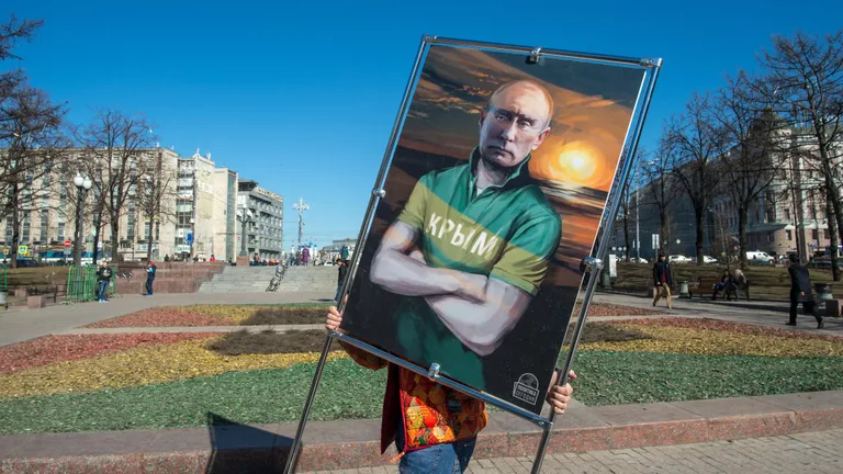 Путин на плакате.
