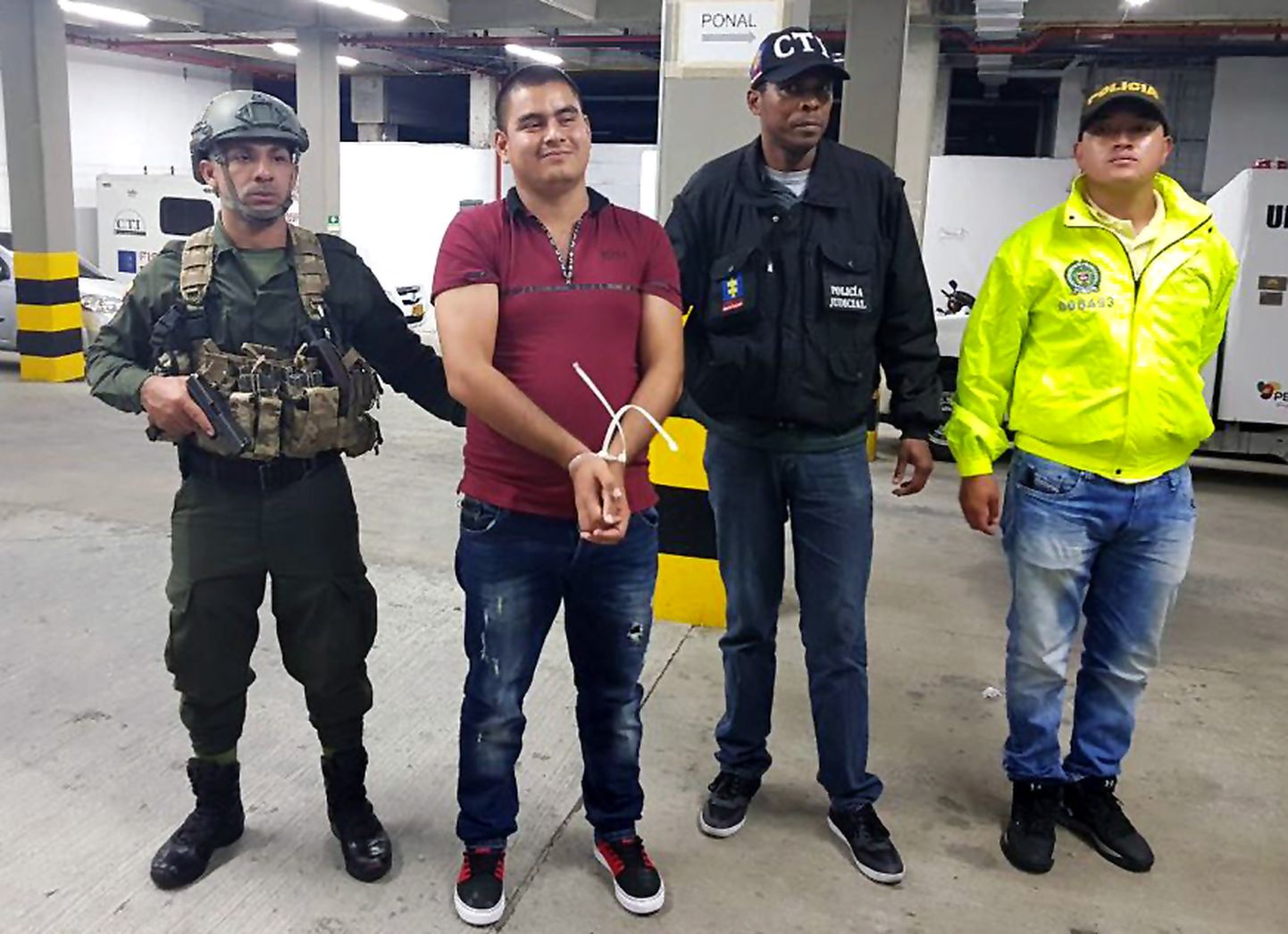 Colombia politsei FARCI võitleja ja narkoparuni efferson Chávez Toroga.
