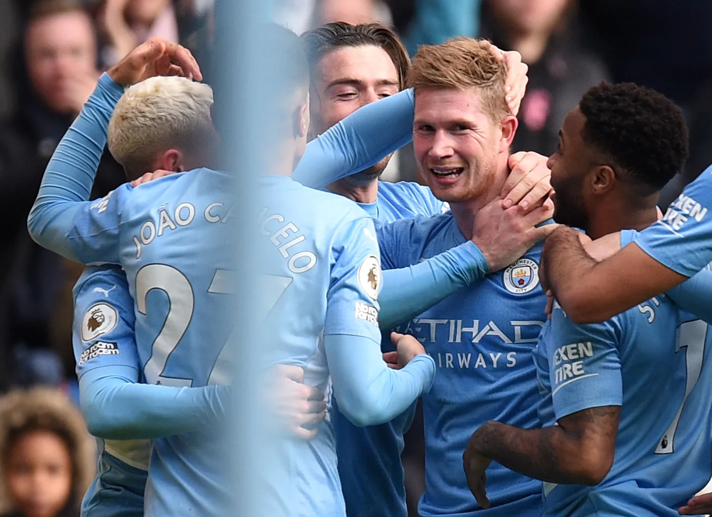 Manchester City mängijad võiduväravat tähistamas.