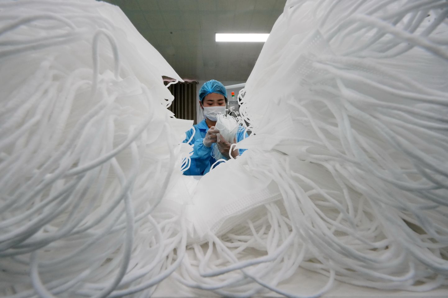 Hiina tööline vabrikus maske loendamas.