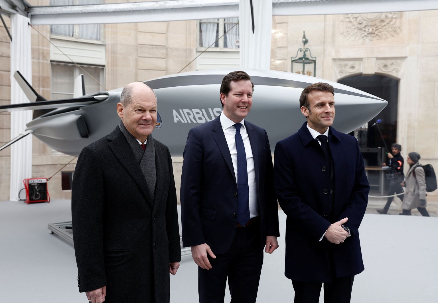Президент Франции Эмманюэль Макрон и канцлер Германии Олаф Шольц фотографируются с Бруно Фишфё, руководителем программы Future Combat Air System (FCAS) в Airbus Defence and Space.
