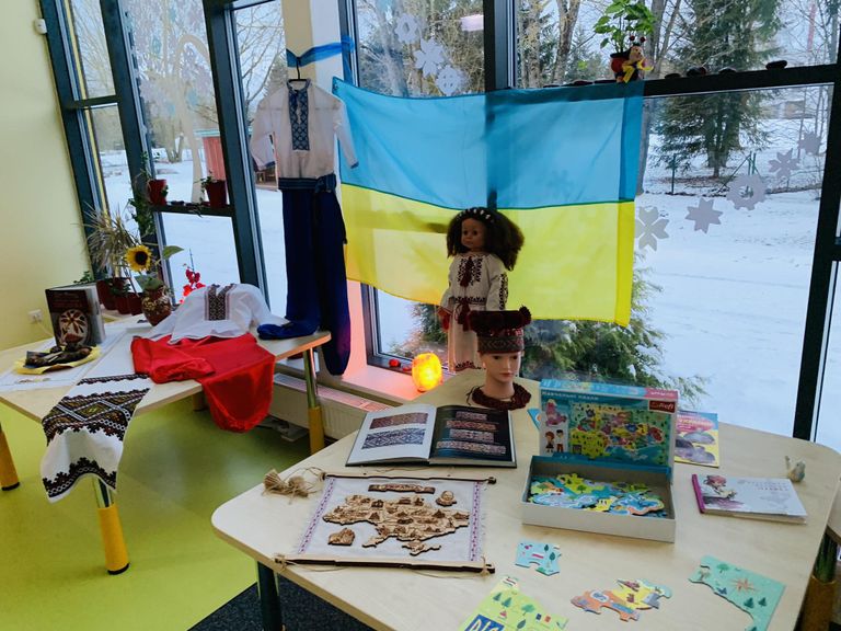 Üheskoos saadi teada, milline on Ukraina lipp ja vapp, mis on Ukraina rahvuslill ja rahvuslind, milline on traditsiooniline ukraina tants hopakk ja milline pill on banduura.