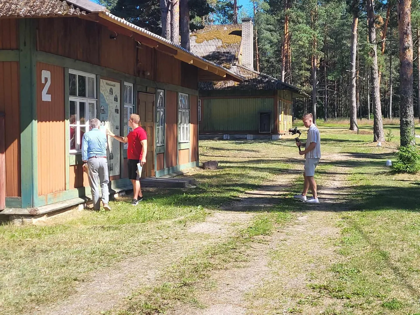 Vallavanem Raul Kudre saatejuht Jaanus Koortile matkarada tutvustamas.