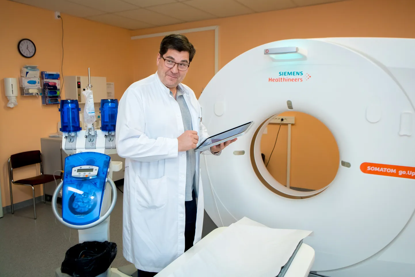 PIKEMA ELU JA PAREMA TERVISE HEAKS: Ülemarst Toomas Tuulingu sõnul on diagnostika- ja ravivõimalused aastatega aina paranenud. Selle kompuutertomograafi soetamine kaks aastat tagasi oli haigla jaoks Tuulingu hinnangul suur edusamm.