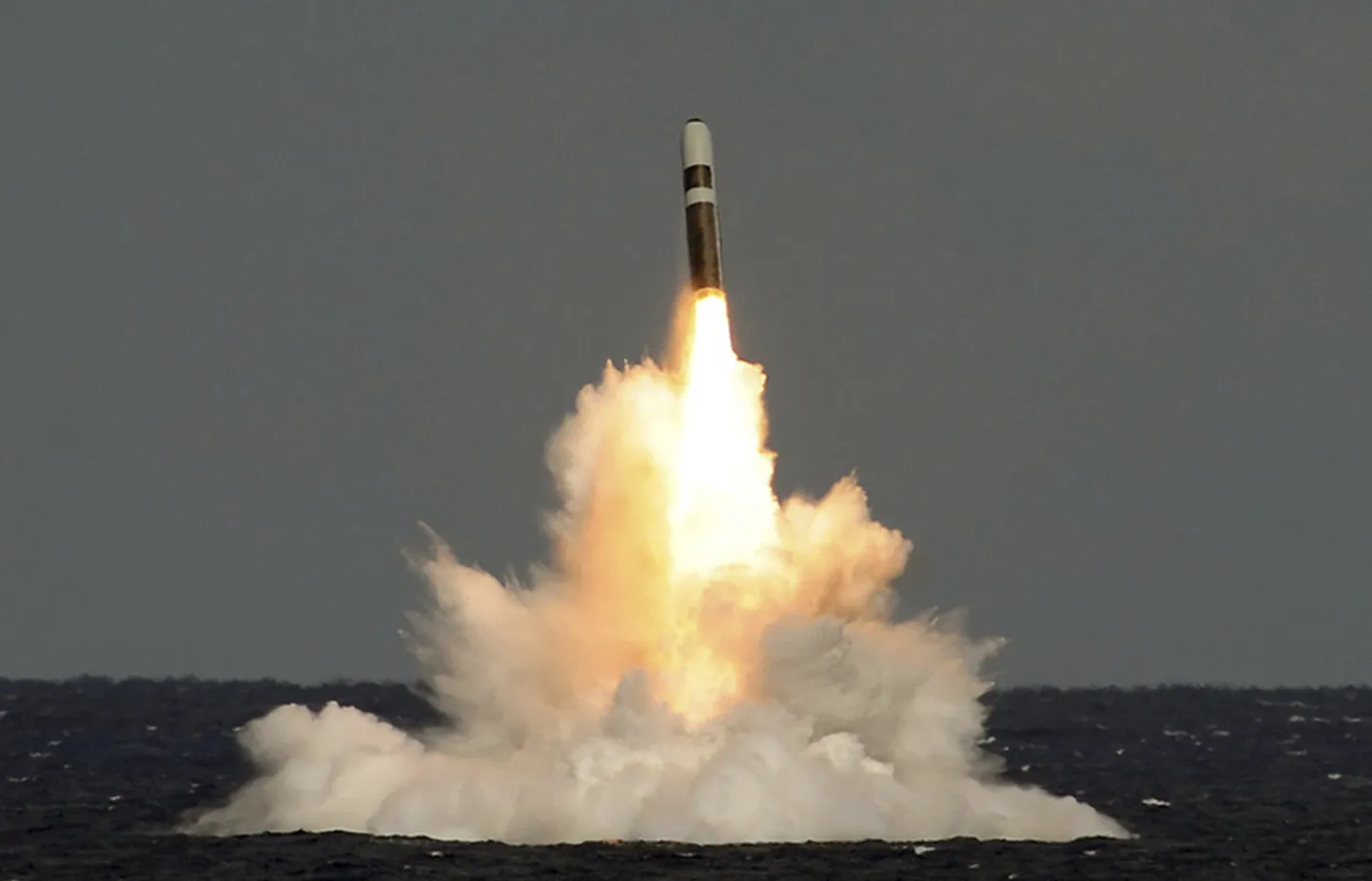 Briti kaitseministeeriumi 21. veebruaril 2024. aastal avaldatud videokaader näitab HMS Vigilantilt tulistatud raketti, mis tulistas relvastamata ballistilise raketi Trident II (D5).