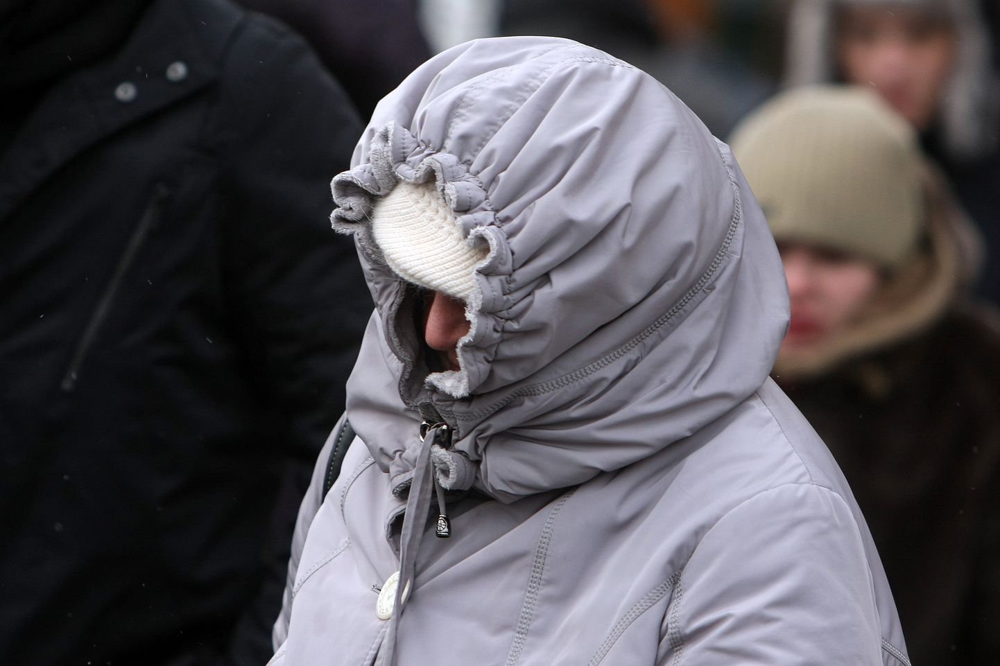 Sieviete aukstā ziemas dienā. Ilustratīvs attēls.