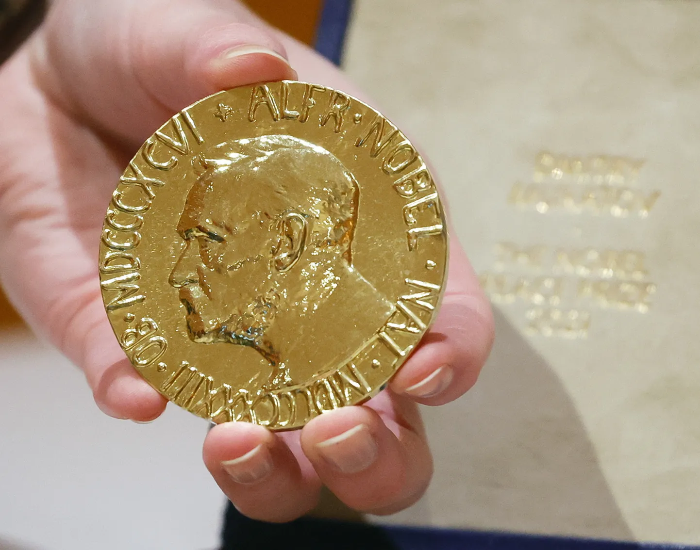 See on 2021 aastal Dmitri Muratovile antud Nobeli rahupreemiat märkiv medal enne oksjonile panekut, mille müügist saadud 103,5 miljonit dollarit läks Ukraina põgenike abistamiseks.