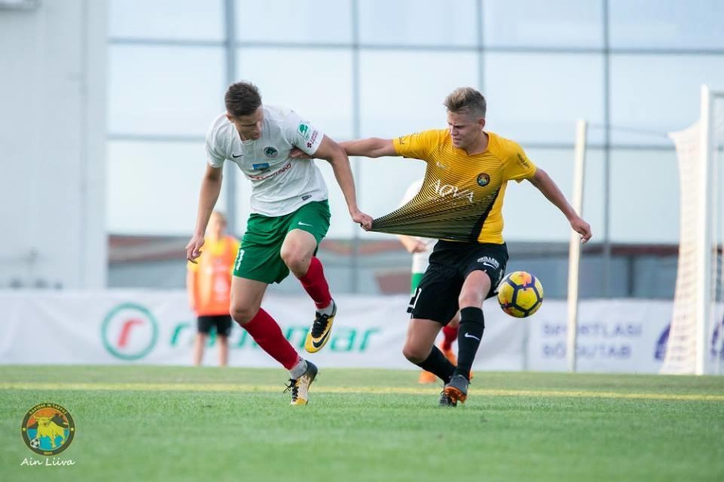FC Elva (valges) ja JK Tarvas (kollases) mõõduvõtud kulgesid lõppeval hooajal üsna tulises heitluses.