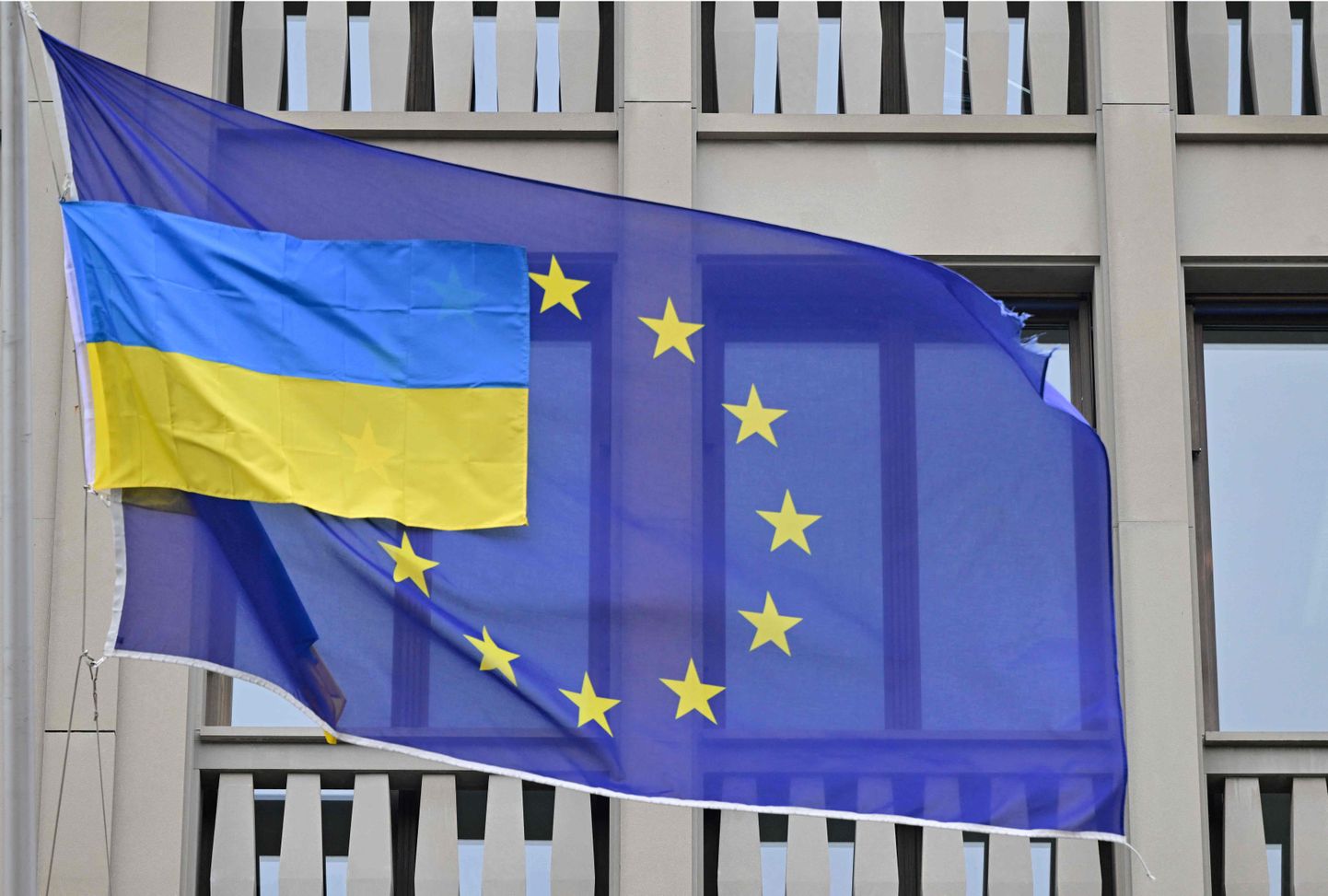 Флаги Украины и Евросоюза.